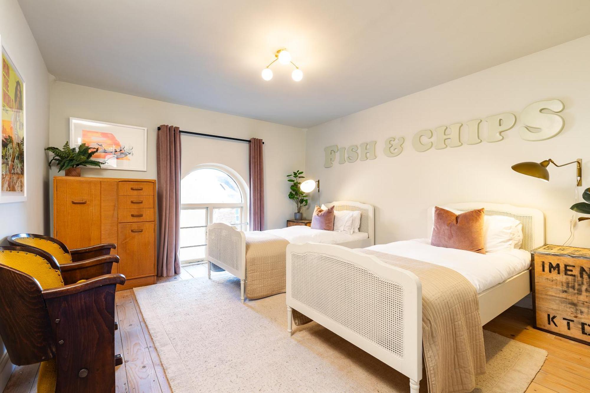 Stylish Seaside Home With King Beds And Parking Scarborough Bagian luar foto
