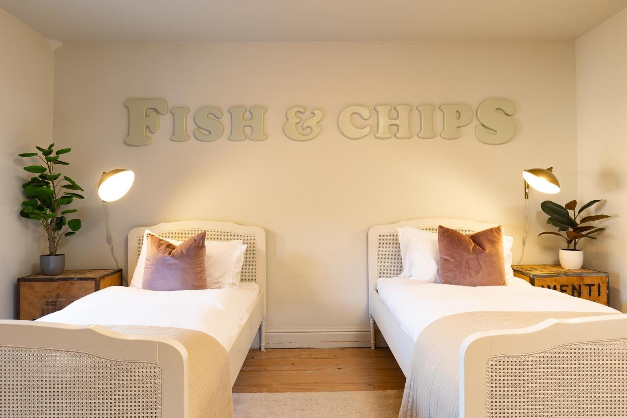 Stylish Seaside Home With King Beds And Parking Scarborough Bagian luar foto